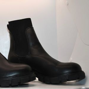 Black Steve Madden Howlers Size 7.5